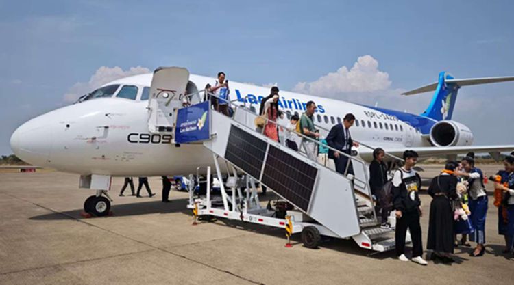 C909飛機完成老撾首航